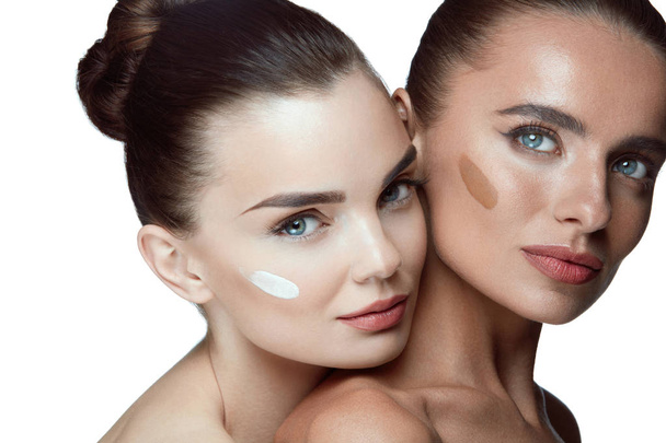 Cuidados faciais. Mulheres bonitas enfrenta com maquiagem natural fresca
 - Foto, Imagem