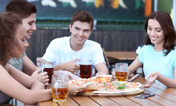 Happy friends in pizzeria - Foto, immagini