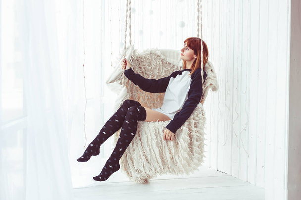 the girl in the Studio on a swing - Foto, afbeelding