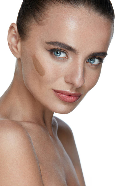 Beauty Woman Face. Young Female With Contouring Cream On Face - Foto, Bild