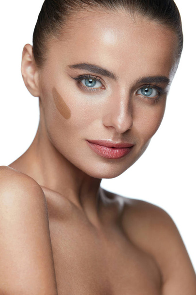 Beauty Woman Face. Young Female With Contouring Cream On Face - Фото, зображення