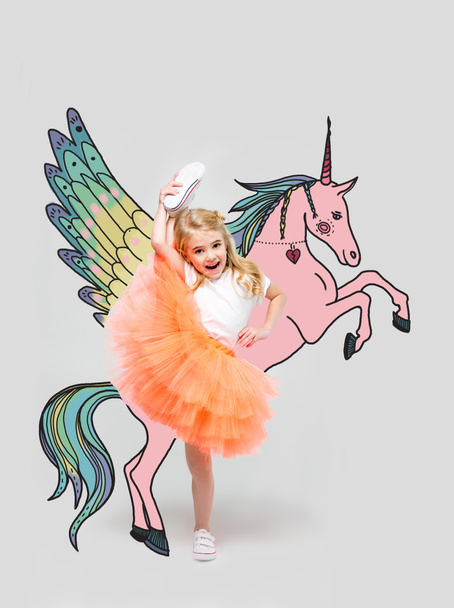 el çekilmiş renkli tek boynuzlu at ile kız - Fotoğraf, Görsel