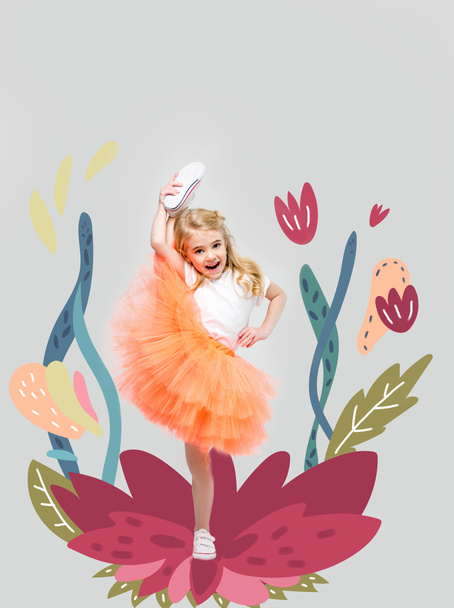 Мила маленька дівчинка на квітці
 - Фото, зображення