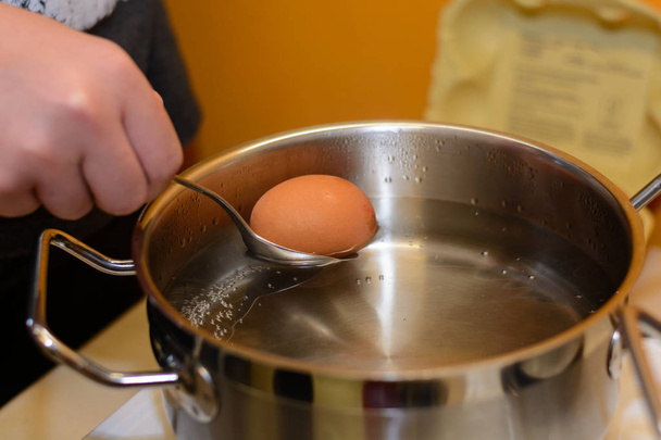 Cook a pot főtt tojás - Fotó, kép