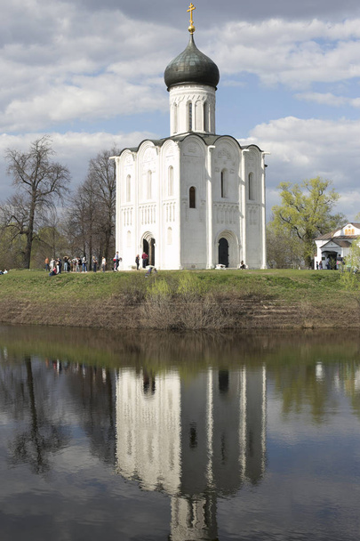 Igreja da Intercessão da Virgem Santa sobre o rio Nerl
 - Foto, Imagem