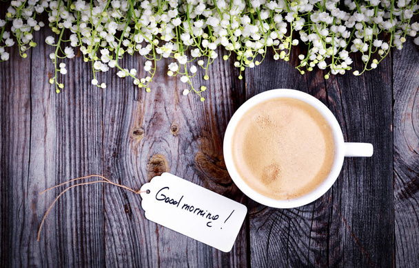 Fehér csésze kávét meg egy szürke fa felület, top - Fotó, kép