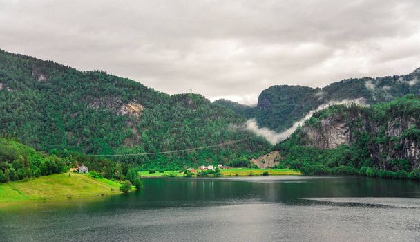 Prachtig landschap en landschap uitzicht op fjord in een bewolkte dag, Noorwegen - Foto, afbeelding