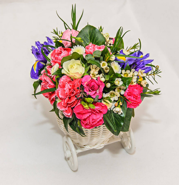 Квіткова композиція з білими велосипедами і кольоровими квітами троянд
, - Фото, зображення