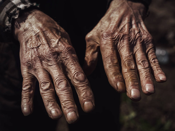 close-up das mãos enrugadas de um velho homem caucasiano
 - Foto, Imagem