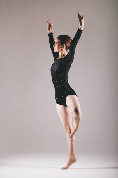 Young ballerina in the studio - Zdjęcie, obraz
