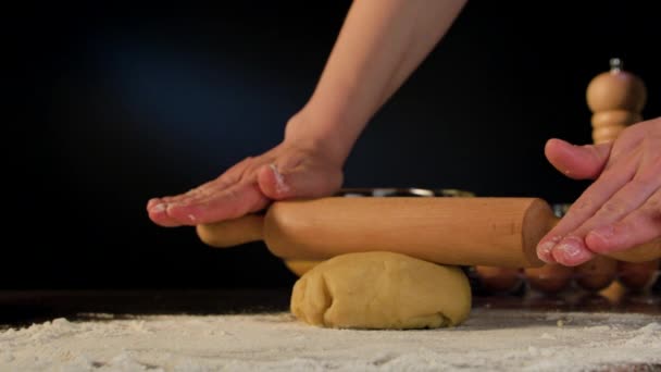 Kobiecych rąk toczenia się ciasto na stole - Materiał filmowy, wideo