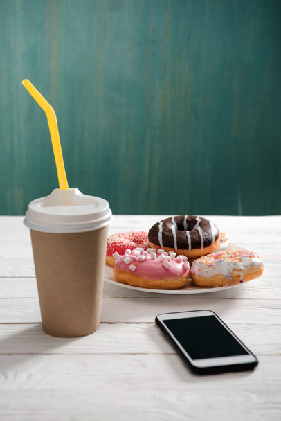 Aamiainen kahvia ja donitseja
 - Valokuva, kuva