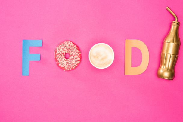 Lebensmittelschild mit Donuts und Tasse Kaffee  - Foto, Bild