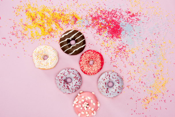 donuts met verschillende zoete glazuur - Foto, afbeelding