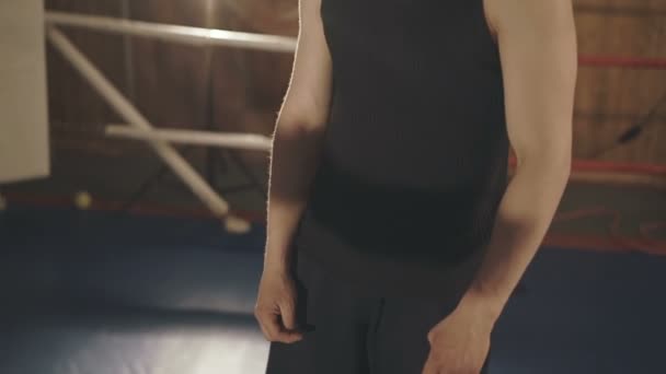 Handsome sportsman training beats on the ring in a gym. Slowly - Video