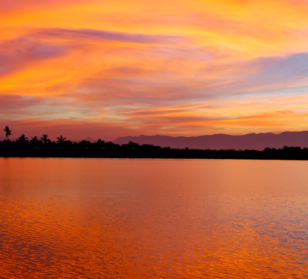  pohled z vody na východ slunce plné barev   - Fotografie, Obrázek