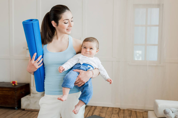 femme portant bébé enfant sur les bras
 - Photo, image