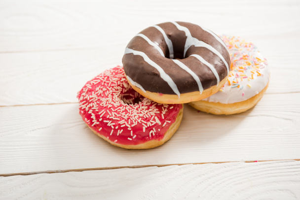 Donuts saborosos com cobertura
 - Foto, Imagem
