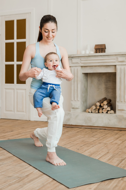 Madre con bebé niño practicando yoga
  - Foto, Imagen