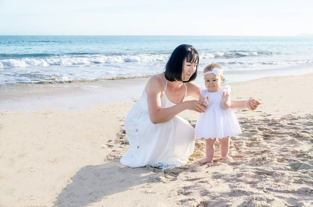 Matka a její holčička na písečné pláži  - Fotografie, Obrázek