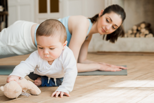 Woman with her son during workout - Foto, Imagen
