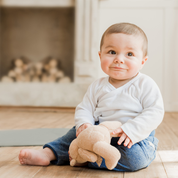 Mosolygós kisfiú ül a mackó  - Fotó, kép