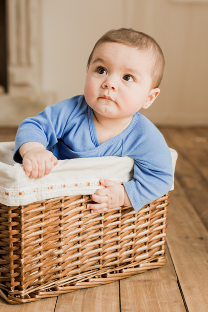 Μωρό αγόρι κάθεται σε πλεκτά κουτί - Φωτογραφία, εικόνα