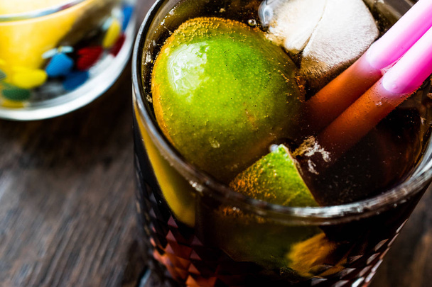Whiskey Cola Cocktail with lime and ice. (cuba libre) - Foto, afbeelding