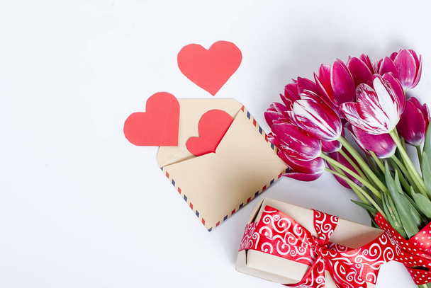 Strauß rosa Tulpen und Geschenk. - Foto, Bild