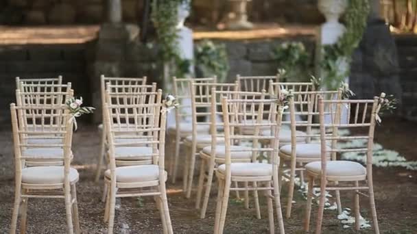 Židle na svatební obřad. Zdobeny květinovou výzdobu - Záběry, video