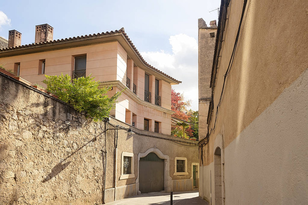 Narrow street in old town of Girona - Foto, Imagen