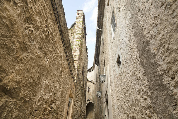 Narrow street in old town of Girona - Foto, Imagen