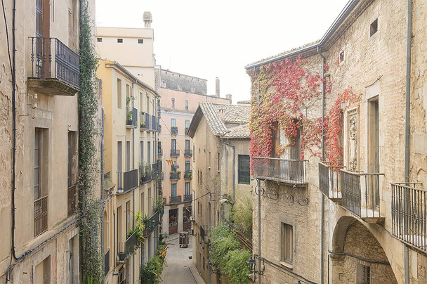 Narrow street in old town of Girona - Фото, изображение