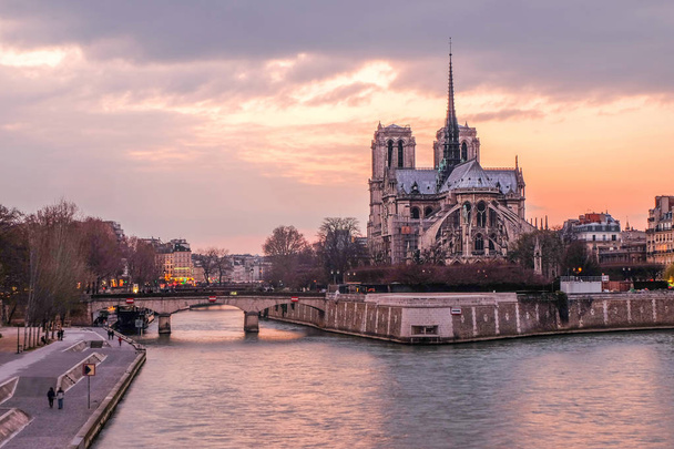 Notre Dame, a Szajna során twilight, Párizs, Franciaország - Fotó, kép