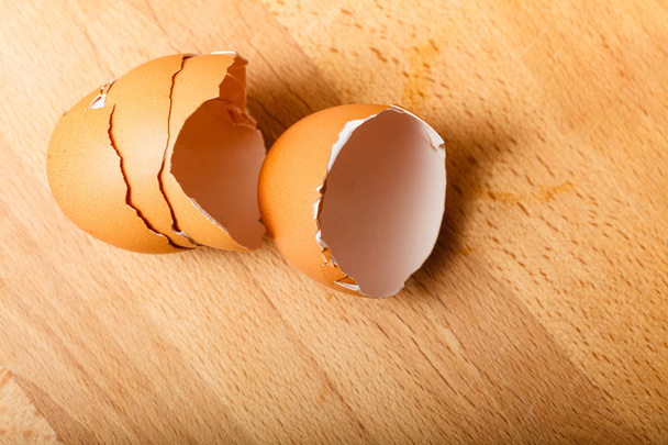Detailed closeup of empty cracked eggshells - Fotografie, Obrázek