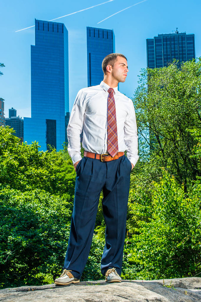 Jovem empresário americano viajando, trabalhando em Nova York em quente
 - Foto, Imagem