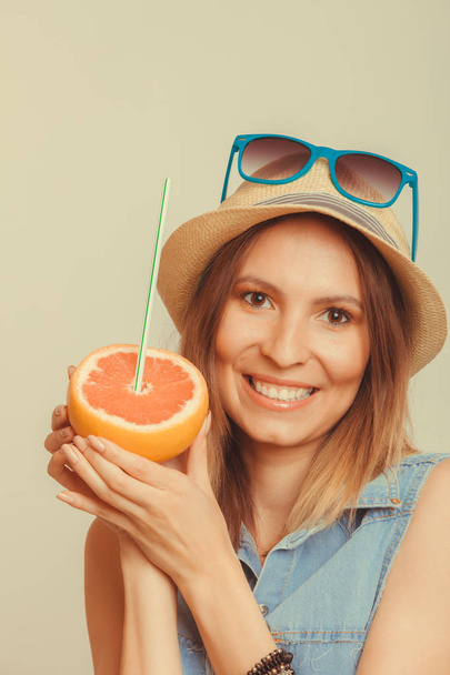 Glad woman in hat and sunglasses with grapefruit - Φωτογραφία, εικόνα