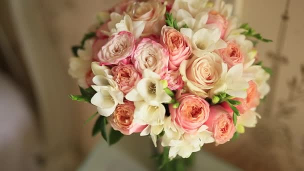 Svatební kytice z růžových růží na stole, rozloženy řadu - Záběry, video