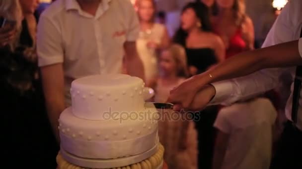 Esküvői hagyomány - a vágás, a menyasszony esküvői torta és gr - Felvétel, videó