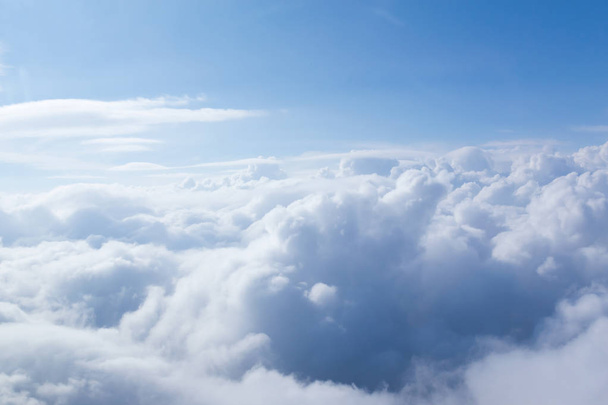 美しい青い空と白い雲が空気に - 写真・画像