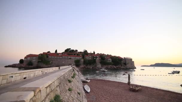 Sveti Stefan Adası günbatımında kapatın. Karadağ, Adria - Video, Çekim
