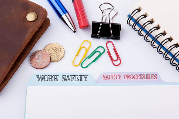 Безпека праці та безпека праці. Тека Реєстр на білій таблиці Office
 - Фото, зображення