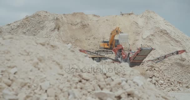 Schweres Baugerät bei der Arbeit auf einer großen Autobahnbaustelle - Filmmaterial, Video