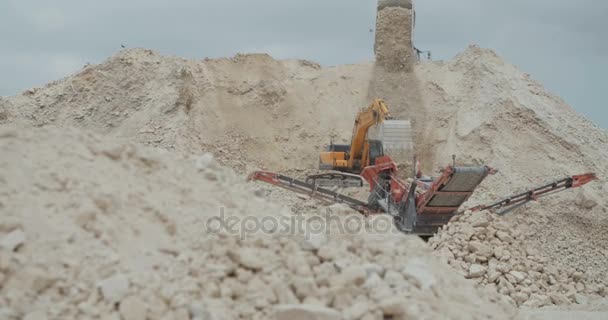 Schweres Baugerät bei der Arbeit auf einer großen Autobahnbaustelle - Filmmaterial, Video