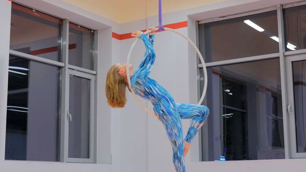 Plastik güzel kız jimnastikçi akrobatik sirk halkası üzerinde - Fotoğraf, Görsel