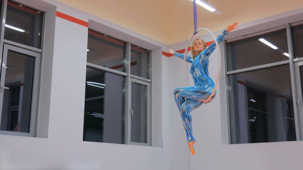 Plastic beautiful girl gymnast on acrobatic circus ring - Foto, afbeelding