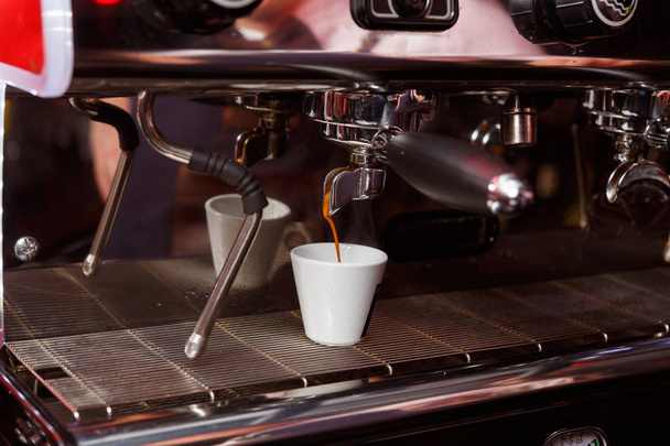 Coffee machine in a cafe pours fresh espresso - Zdjęcie, obraz