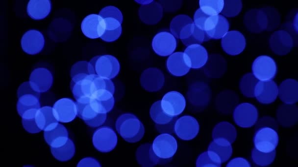 Niebieskie światła uroczysty bokeh na ciemnym tle - Materiał filmowy, wideo