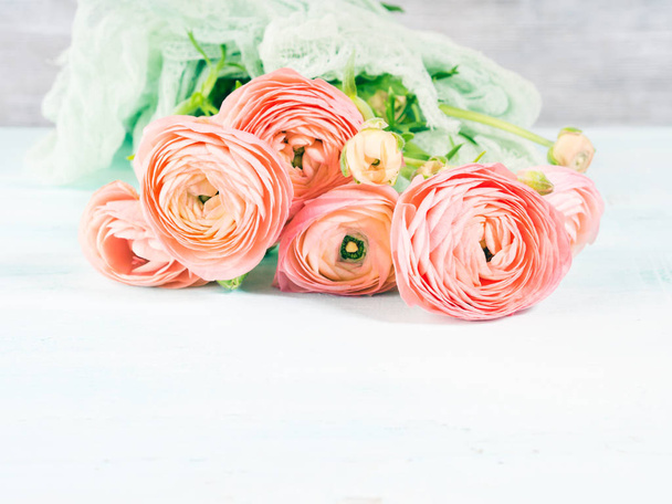 Beautiful pink ranunculus bouquet on turquoise - Foto, imagen