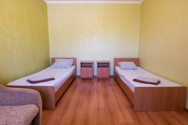 Duerme - cama y dos mesitas de noche en el interior de la habitación de invitados en la casa, primer plano
 - Foto, Imagen